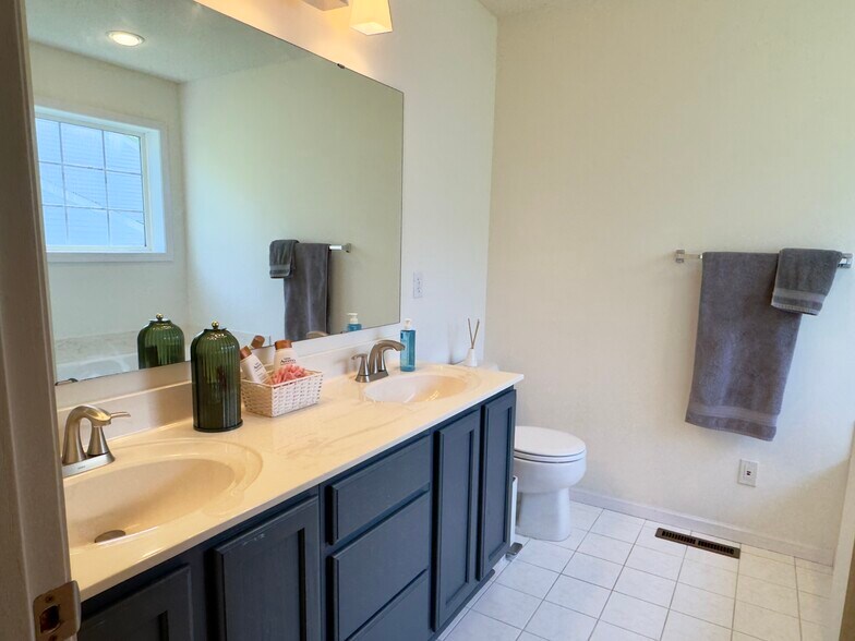 Full Bathroom 1 - 9264 Peony Ln N