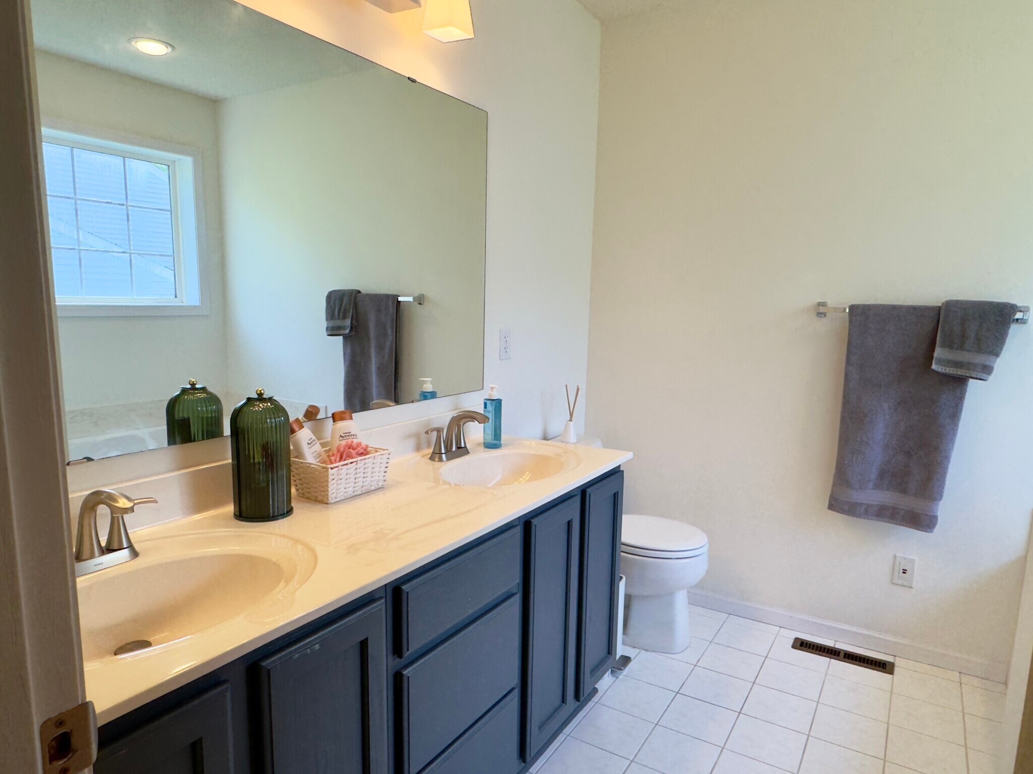Building Photo - 9264 Peony Ln N