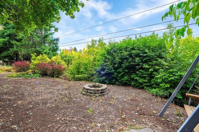 Building Photo - 3385 Camellia Dr S