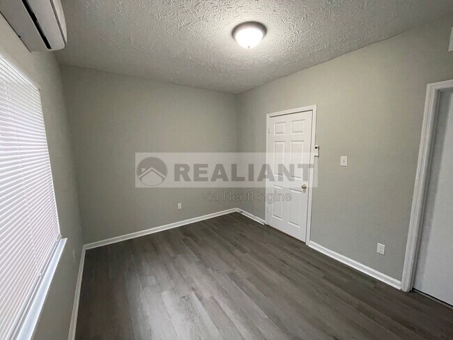 Building Photo - 208 Lakeshore Dr