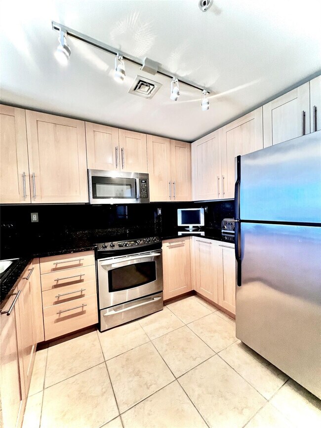 Building Photo - 511 SE 5 Ave