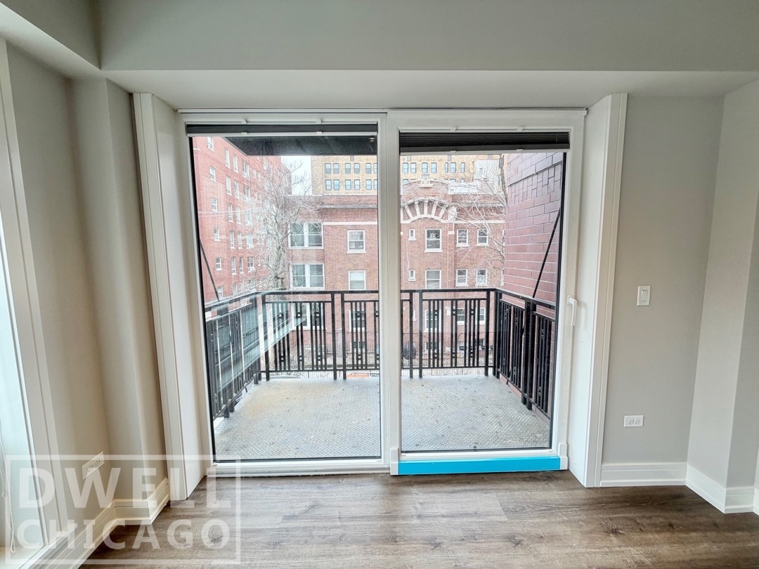 Building Photo - 938 W Carmen Ave