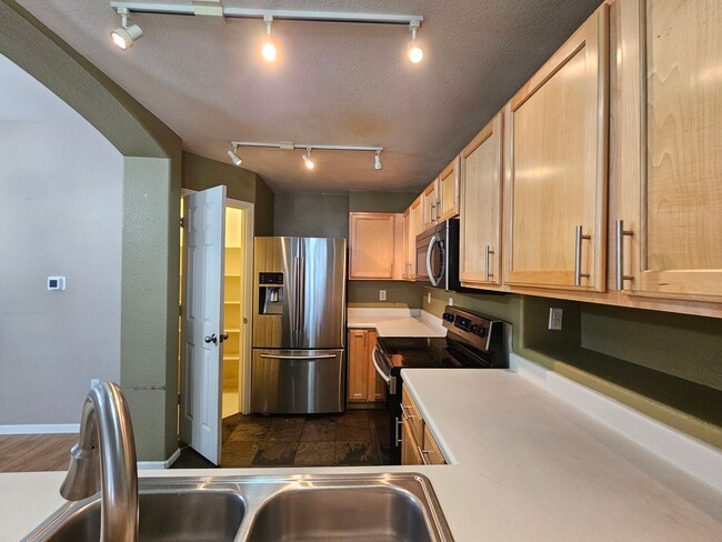Building Photo - Beautiful Townhome - Great Location - Gara...