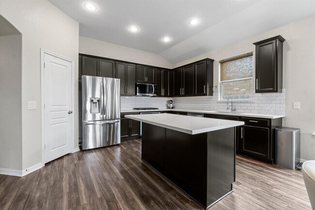 Building Photo - 24502 Royal Pike Dr