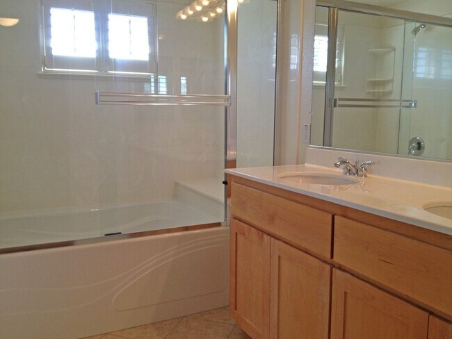 Building Photo - 2 Bedroom Townhouse in Southwest San Jose with Garage