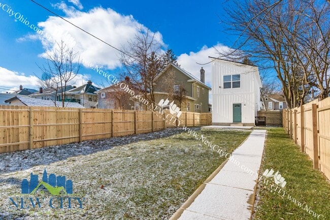 Building Photo - 2 Bedroom, 1.5 Bathroom Home! Recently Built!