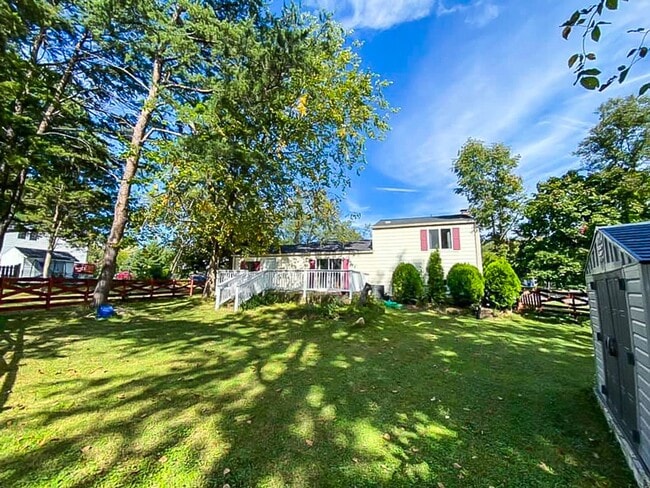 Building Photo - Beautifully Maintained 3 Bed 2 Bath Single...
