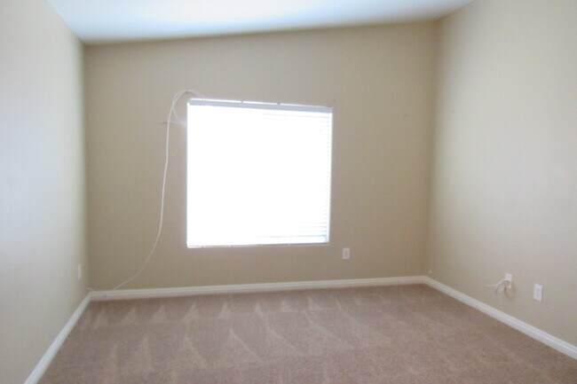 Building Photo - AMAZING 2 STORY TOWNHOME LOCATED IN A GATE...
