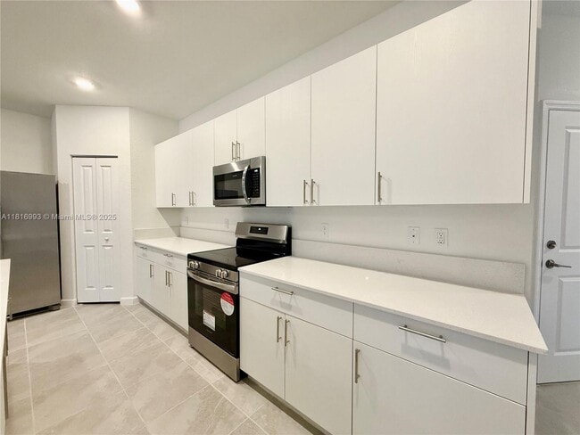 Building Photo - 5033 Oakmont Dr