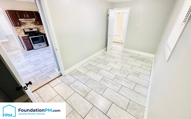 Building Photo - 888 Looney Ave