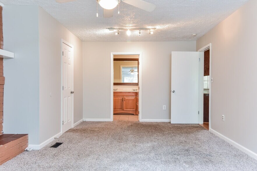 Building Photo - 160 Swan Lake Dr