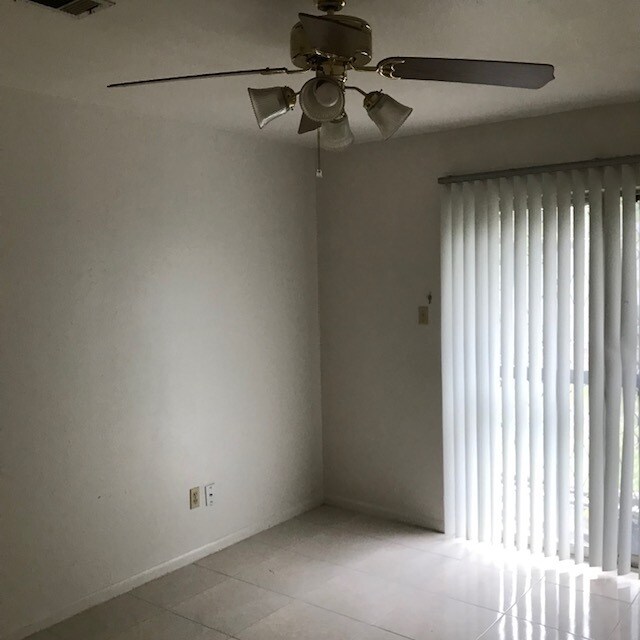 Master bedroom - 1202 Peach Spring Dr