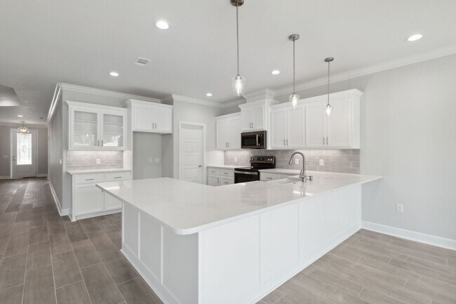 Building Photo - Resort Style living, minutes to town!