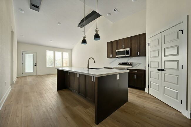 Building Photo - Stunning 2-bedroom, 2-bathroom Townhome In...
