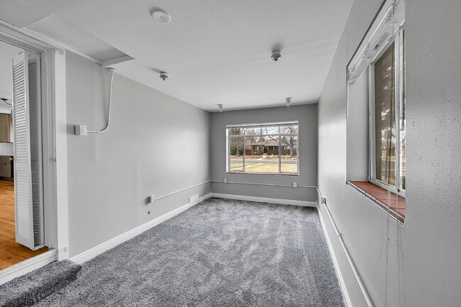 Building Photo - $2,540.95, 3 bed, 1 bath located in Denver with a newly renovated kitchen and In Unit Laundry!