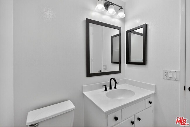 Building Photo - 5900 Canterbury Dr