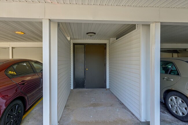Building Photo - 1622 Farmington Ave