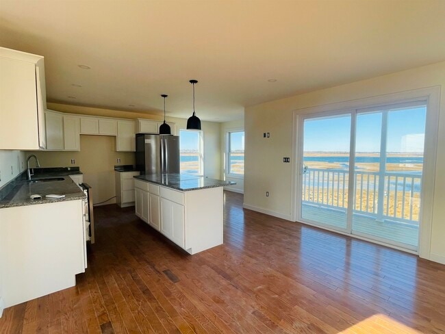 Building Photo - 6 Cross Beach Rd