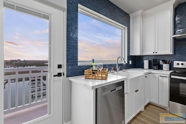 Building Photo - 111 W Sunny Isle Dr