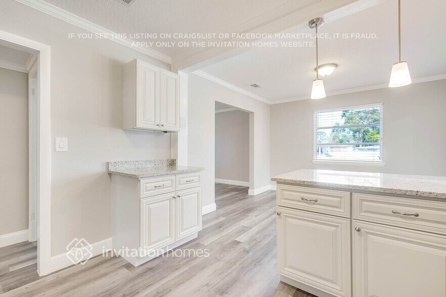 Building Photo - 6266 Shady Oak Dr