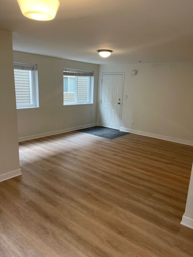 Building Photo - 2 bedroom, 2 bath condo near Greenwood.