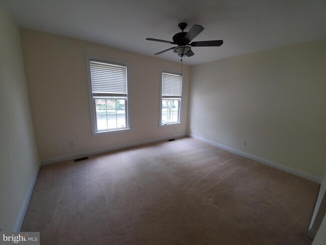 Building Photo - 102 Burnet Crescent
