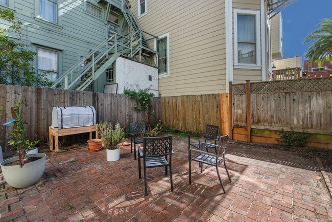 Building Photo - 1809 Oak St