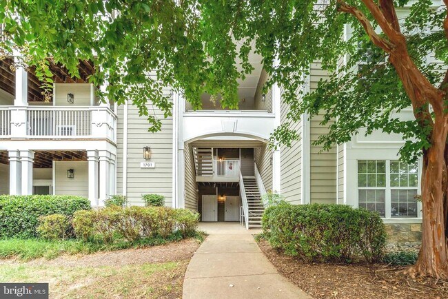 Building Photo - 1701 Lake Shore Crest Dr