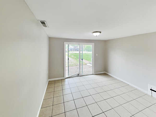 Building Photo - 14 Glenda Dr