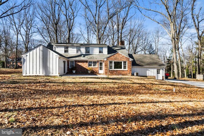 Building Photo - 310 Pine Tree Rd