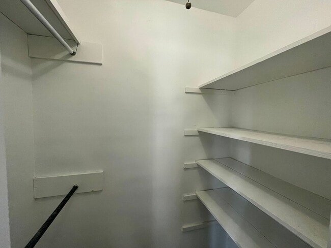 Building Photo - Townhome with Pool!