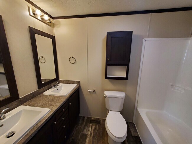 Building Photo - 6 Meadowlark Dr