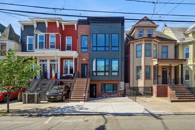 Building Photo - 169 Bowers St