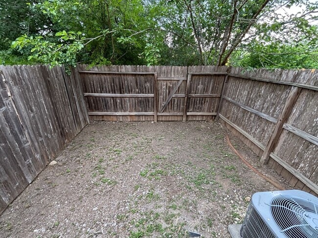Building Photo - Fantastic 2-Story Townhome with 1-Car Gara...