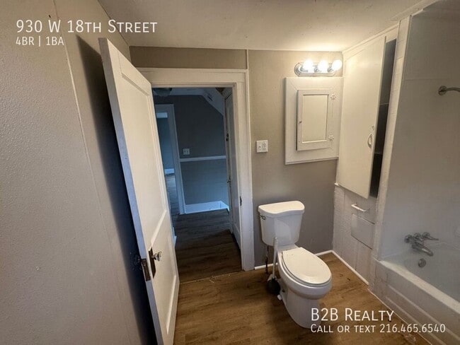 Building Photo - 930 W 18th St