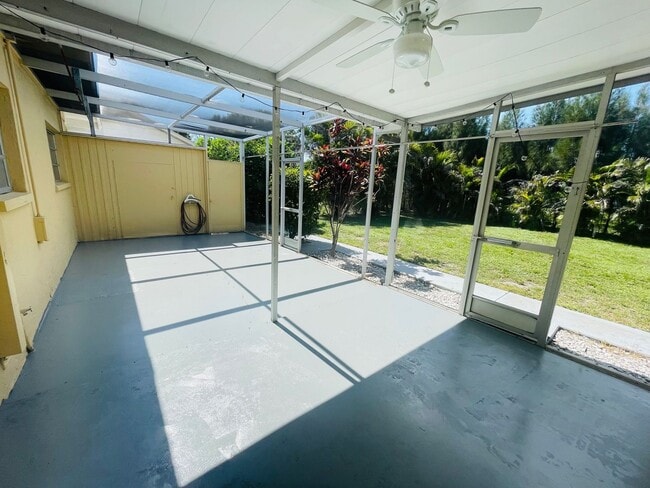 Building Photo - Spacious 2Bed/2Bath Home Avail. for Rent in Southgate Sarasota!!