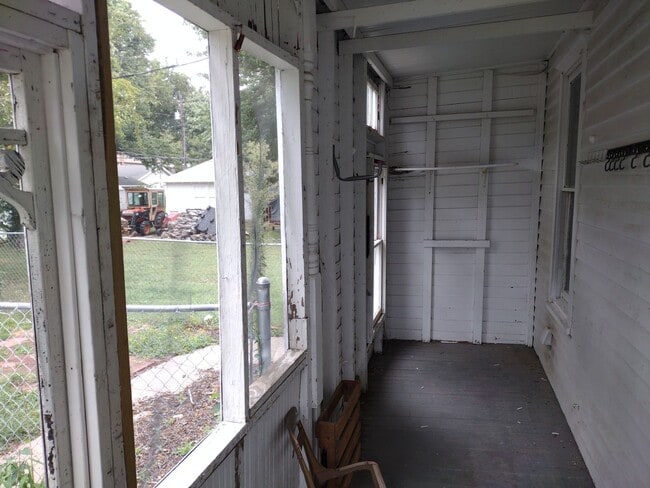 Building Photo - MAIN FLOOR LARGE APARTMENT