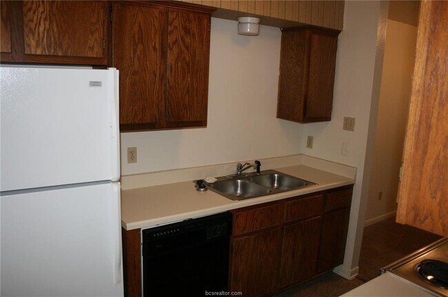 Building Photo - 1805 Woodsman Dr