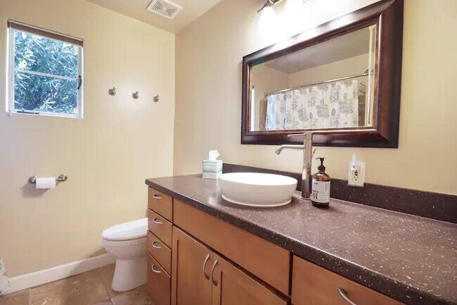 Building Photo - 1326 W Palm Ln