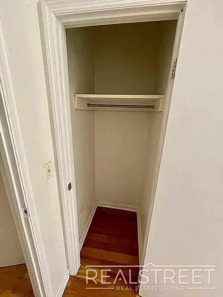 Building Photo - Spacious 3BR Apartment with Backyard Access in Prime Bushwick