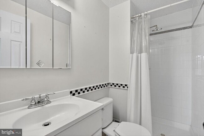 Building Photo - 5320 Larochelle Ct