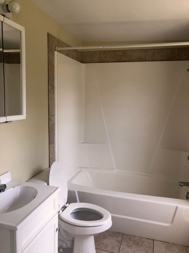 Building Photo - 704 E Main St