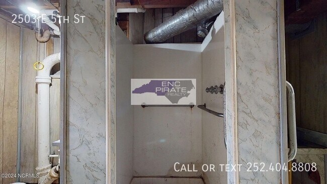 Building Photo - 2503 E 5th St