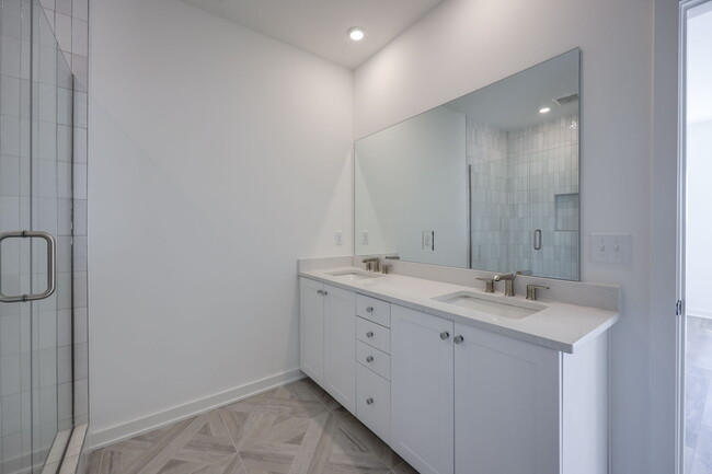 Master Bathroom - 2026 Edison Park Ln