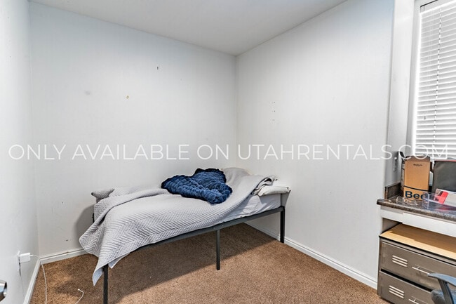 Building Photo - 898 E 700 N