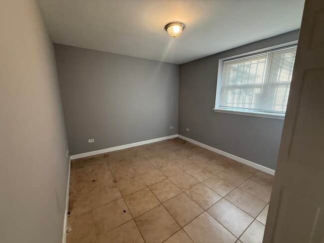 Building Photo - 6954 N Greenview Ave