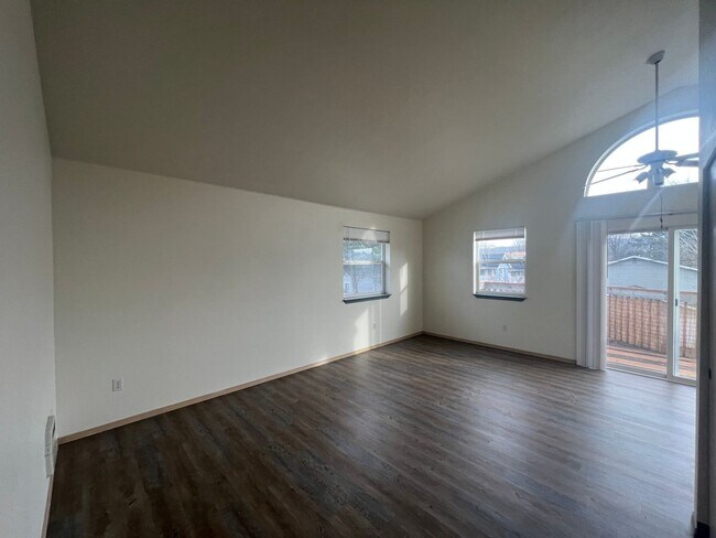 Building Photo - 2 Bed, 1 Bath 2nd Floor Unit in Lettered Streets District