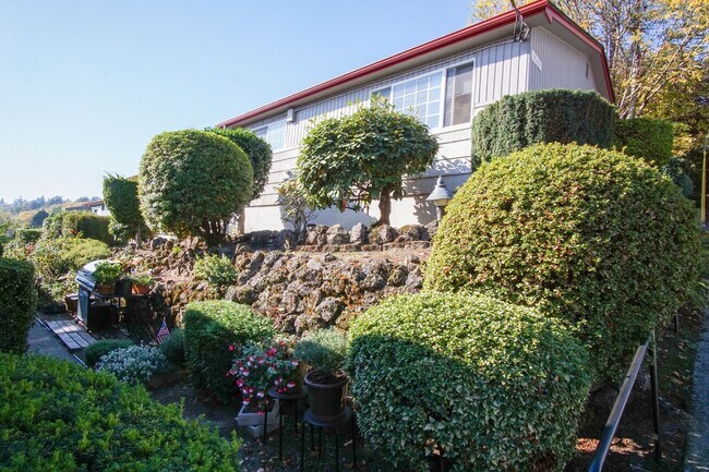Building Photo - John's Landing 2Bdr in Garden Setting W Garage Ready Early September!