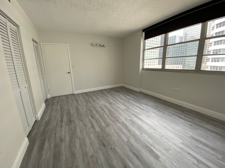 Building Photo - 999 Brickell Bay Dr