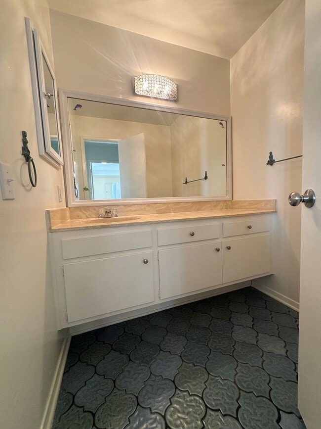 Building Photo - Spacious Ventura Keys Condo- Enjoy The Beach Life!